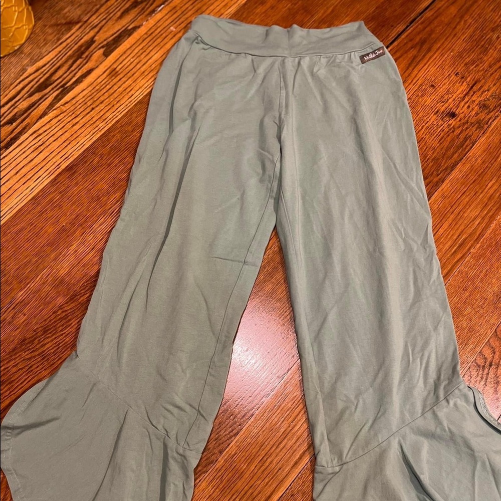 Flared bottom mid length capris